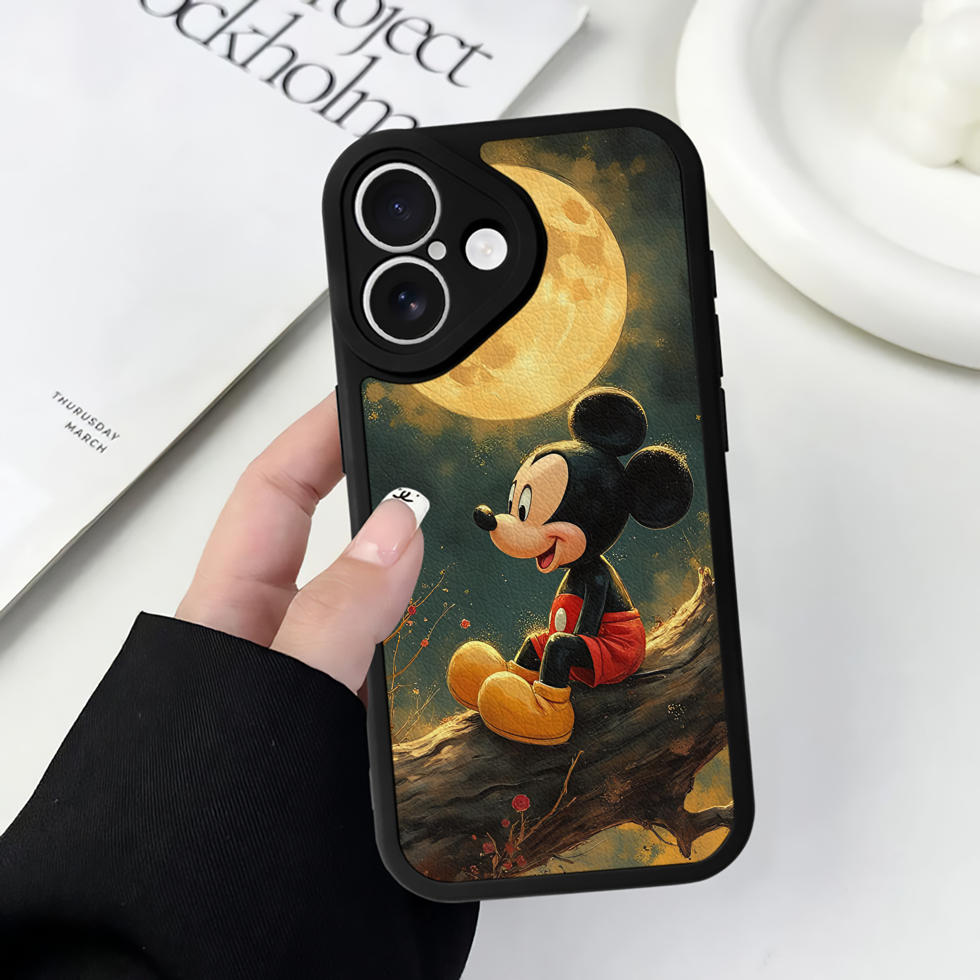 （画像用） ミッキーマウス Mickey Mouse 【iPhone 16シリーズ対応】シリコンスマホケース（レザー調） 材質：シリコン